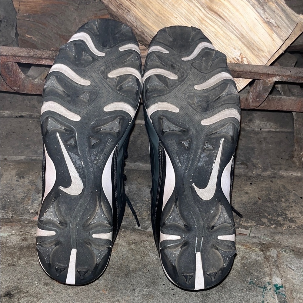 Nike Alpha Black and White cleats - Picture 6 of 7